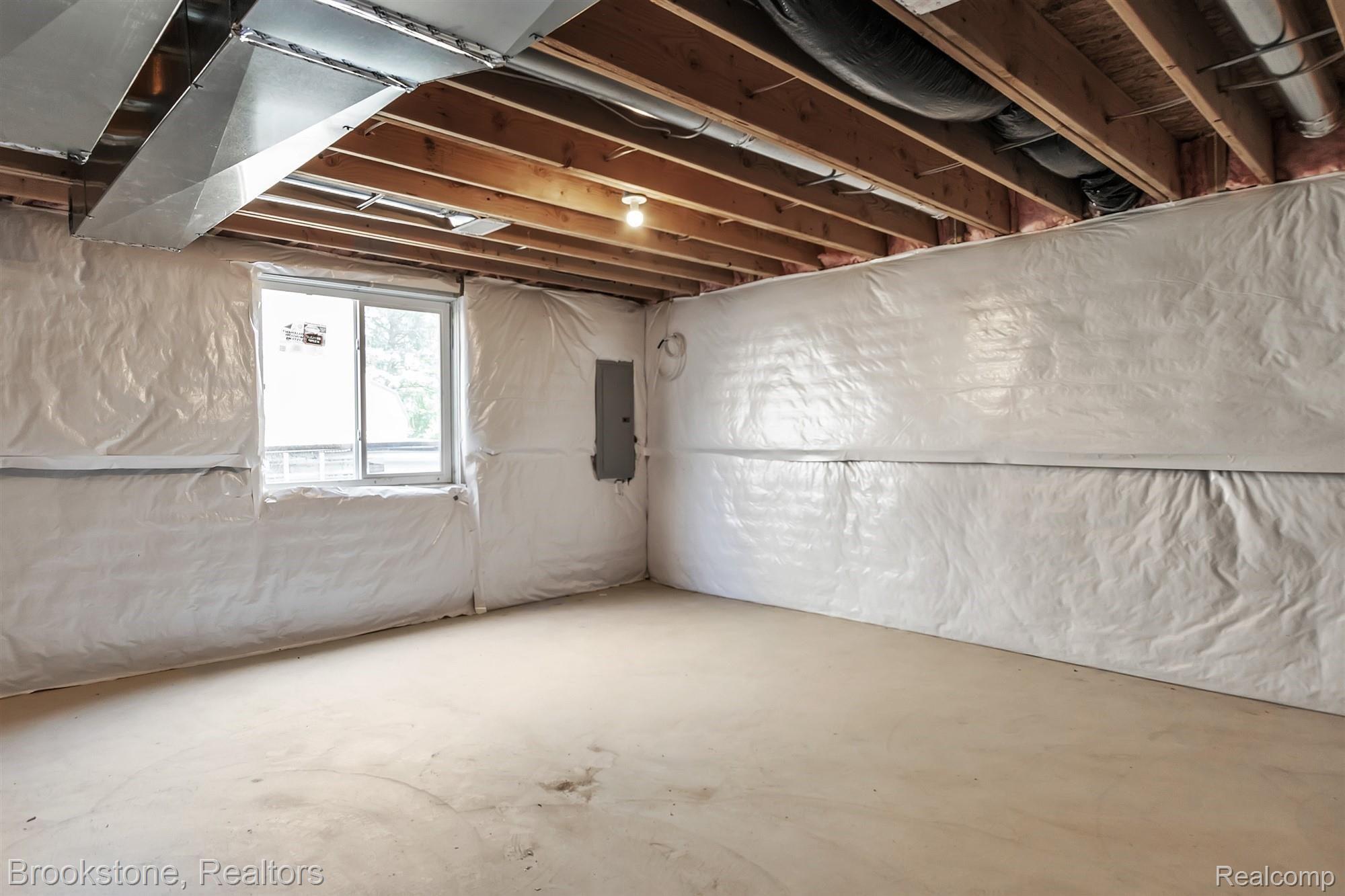 3361 Bathurst Avenue Rochester, MI 48309 - Photo 31 of 46 35-3361 Bathhurst -windowstill-real.jpg