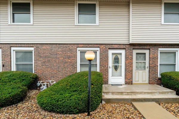 $139,000 | 103 South Towanda Avenue, Unit 4, Normal, IL 61761
