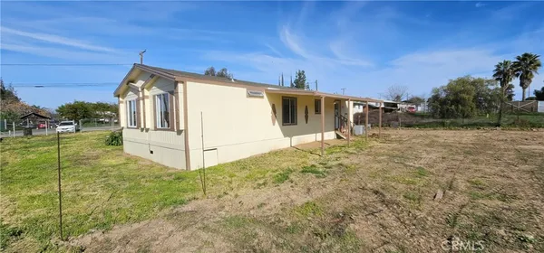a view of a house with backyard