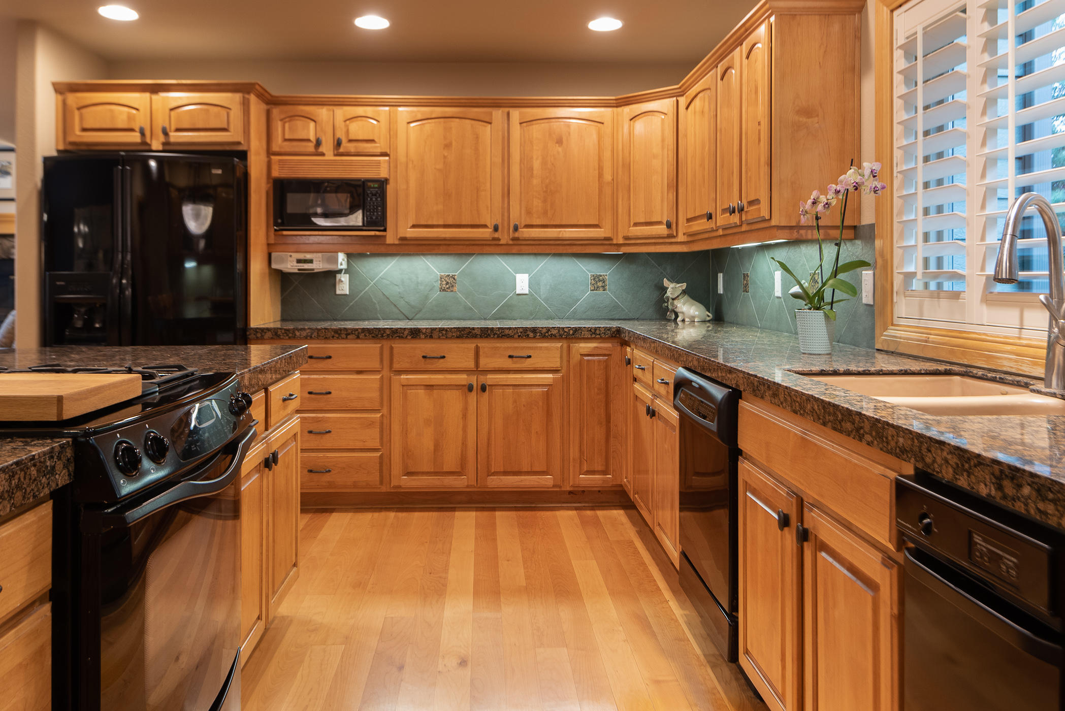 60780 Currant Way Bend, OR 97702 - Photo 12 of 34 12Kitchen sinkCurrant_Natalie-13