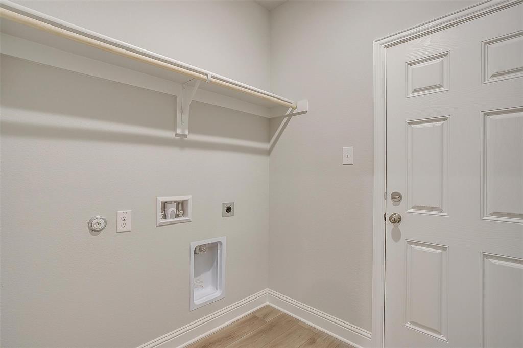 6811 Robert Reed Drive Arlington, TX 76001 - Photo 14 of 34 a view of a hallway