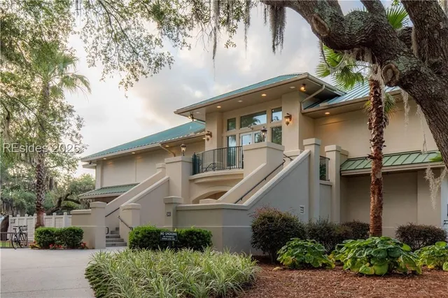 $699,500 | 10 Wax Myrtle Court, Hilton Head Island, SC 29926