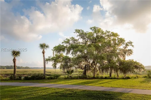 $699,500 | 10 Wax Myrtle Court, Hilton Head Island, SC 29926