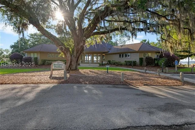 $699,500 | 10 Wax Myrtle Court, Hilton Head Island, SC 29926