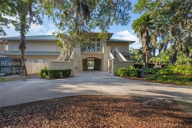 $699,500 | 10 Wax Myrtle Court, Hilton Head Island, SC 29926