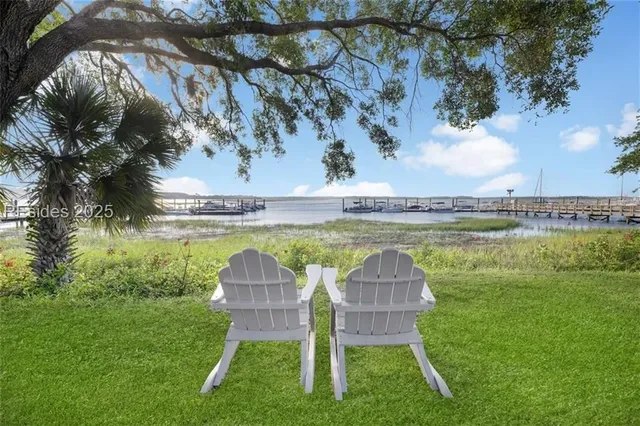 $699,500 | 10 Wax Myrtle Court, Hilton Head Island, SC 29926