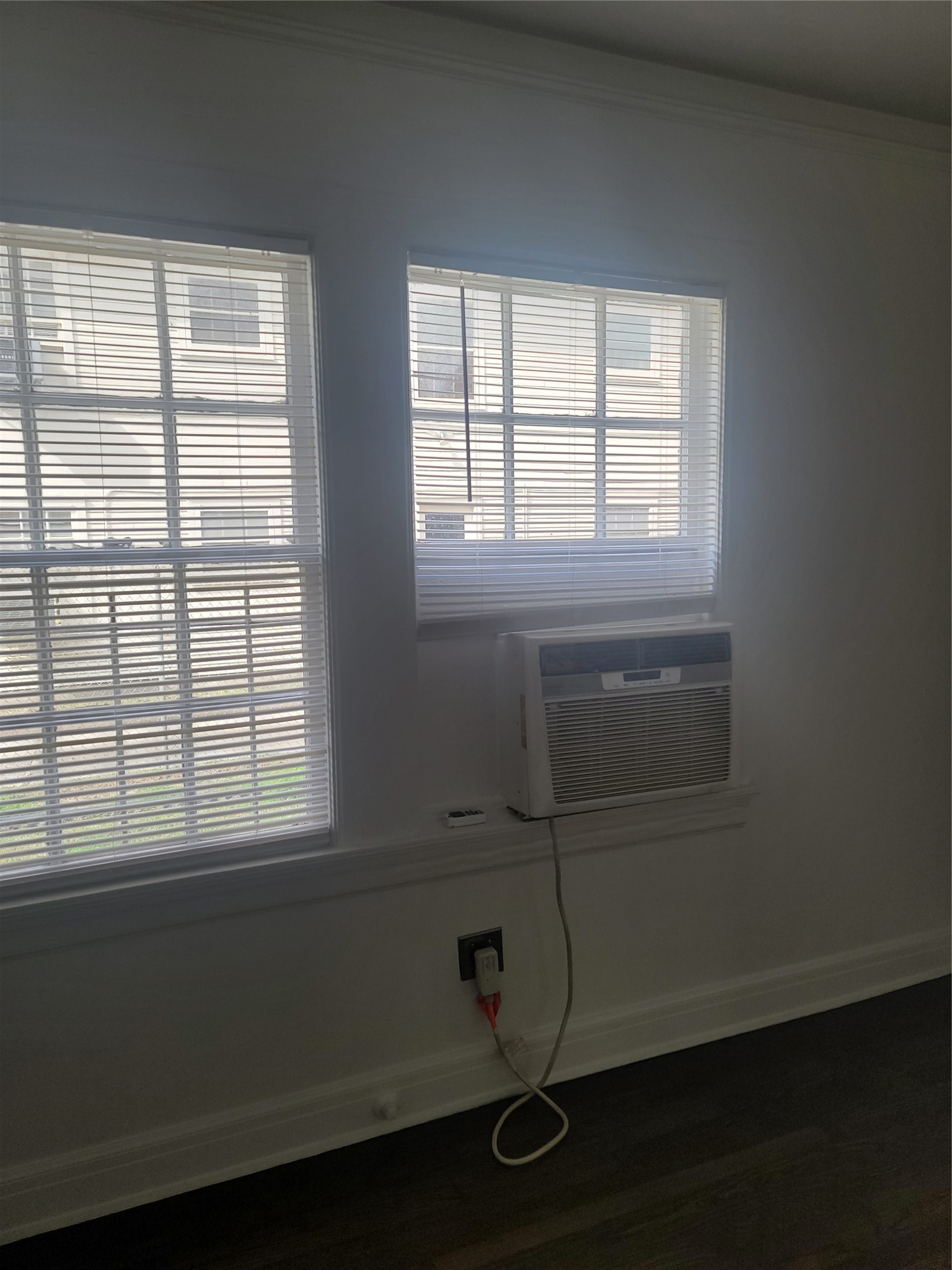 5622 Chartres Street, Unit 3 Houston, TX 77004 - Photo 4 of 14 a bathroom with a window
