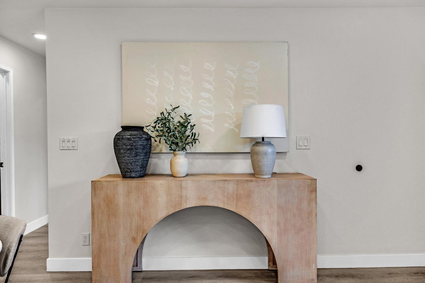 205 Red Oak Drive, Unit M Sunnyvale, CA 94086 - Photo 17 of 32 a room with a potted plant