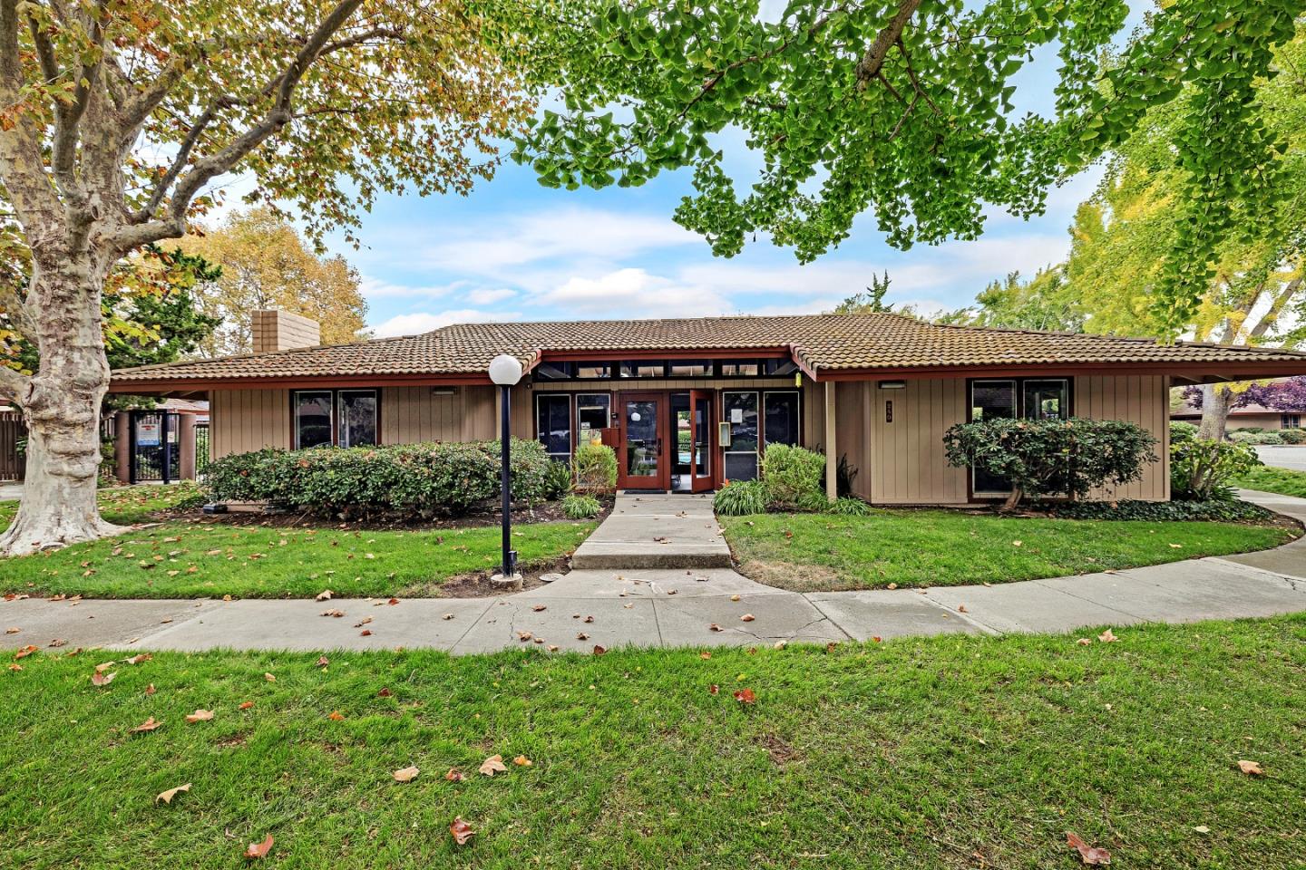 205 Red Oak Drive, Unit M Sunnyvale, CA 94086 - Photo 29 of 32 a front view of a house with garden