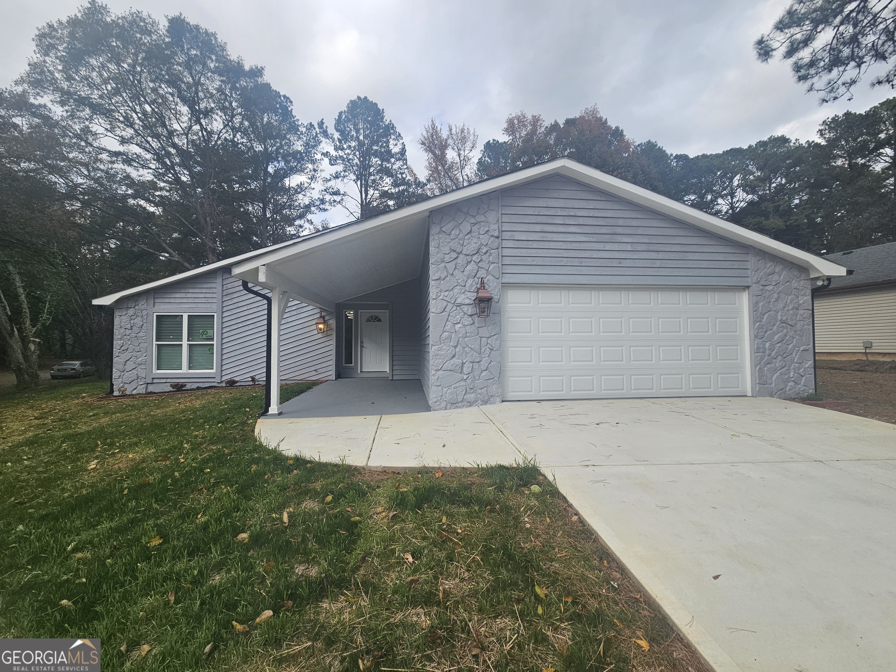 391 Park Ridge Circle Riverdale, GA 30274 - Photo 2 of 42 a front view of a house with a yard and garage