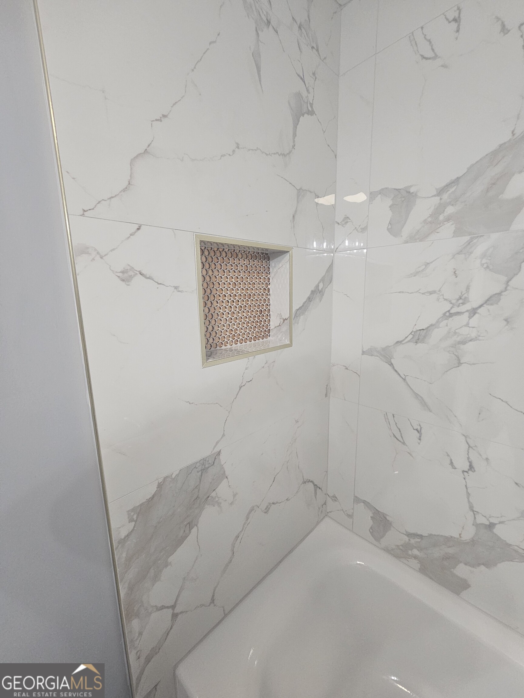 391 Park Ridge Circle Riverdale, GA 30274 - Photo 34 of 42 a bathroom with a bathtub