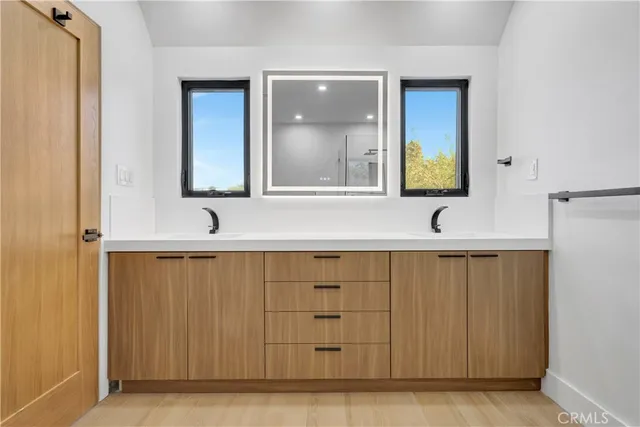 $12,800 | 1145 South Longwood Avenue, Los Angeles, CA 90019