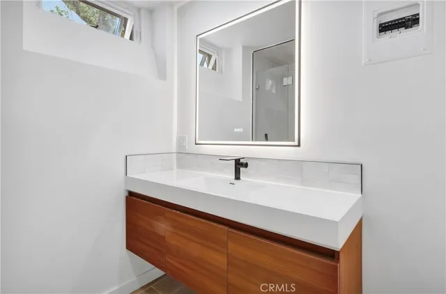 $12,800 | 1145 South Longwood Avenue, Los Angeles, CA 90019