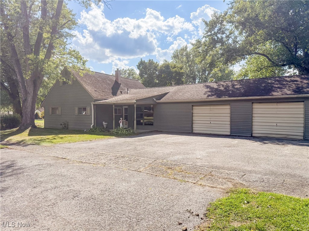 4102 Burkey Road Austintown, OH 44515 - Photo 4 of 20 2 Car garage