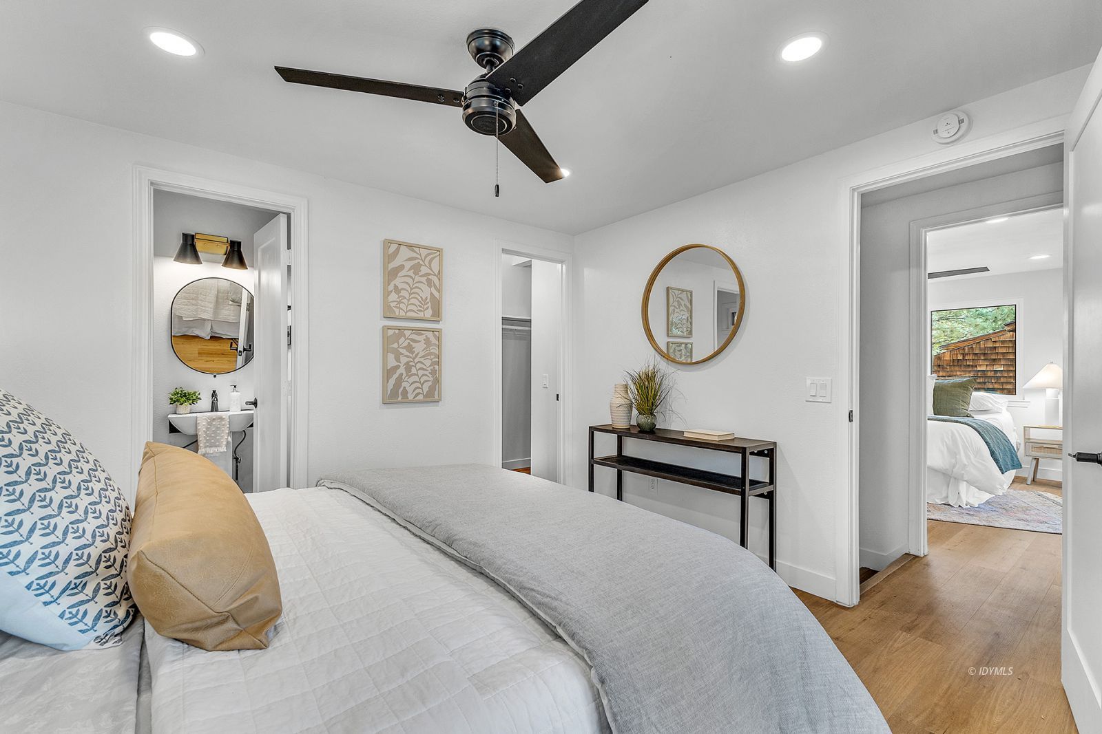 52895 Cedar Drive Idyllwild, CA 92549 - Photo 21 of 43 Upstairs Primary Bedroom