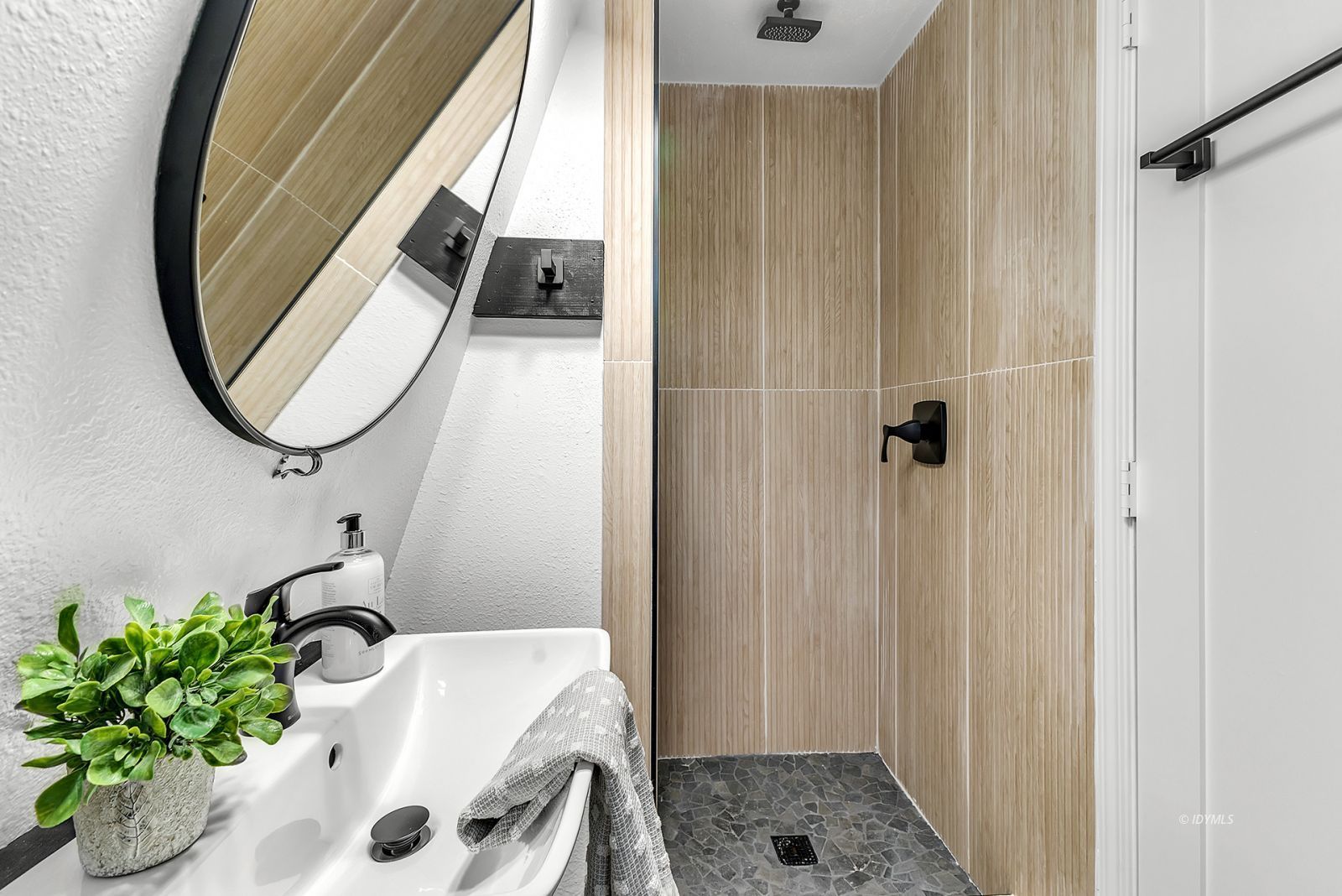 52895 Cedar Drive Idyllwild, CA 92549 - Photo 24 of 43 Upstairs Primary Bathroom