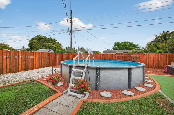 a view of a backyard