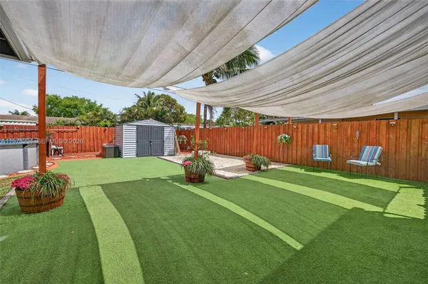 a view of a backyard