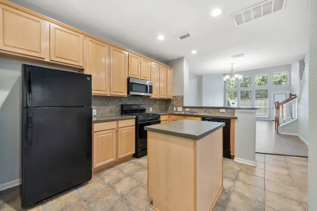 $2,070 | 99 East Greenhill Terrace Place, The Woodlands, TX 77382