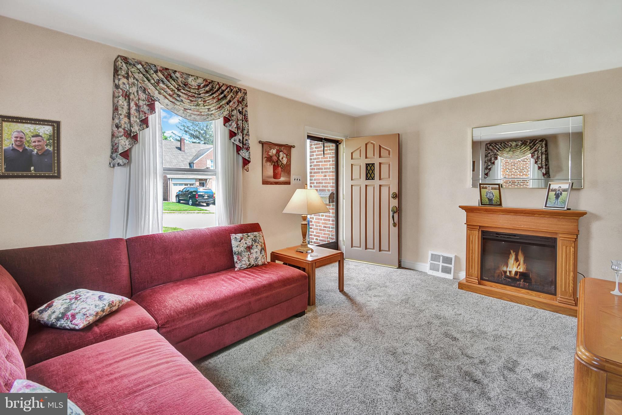 308 Edgemore Road Secane, PA 19018 - Photo 3 of 25 Living room