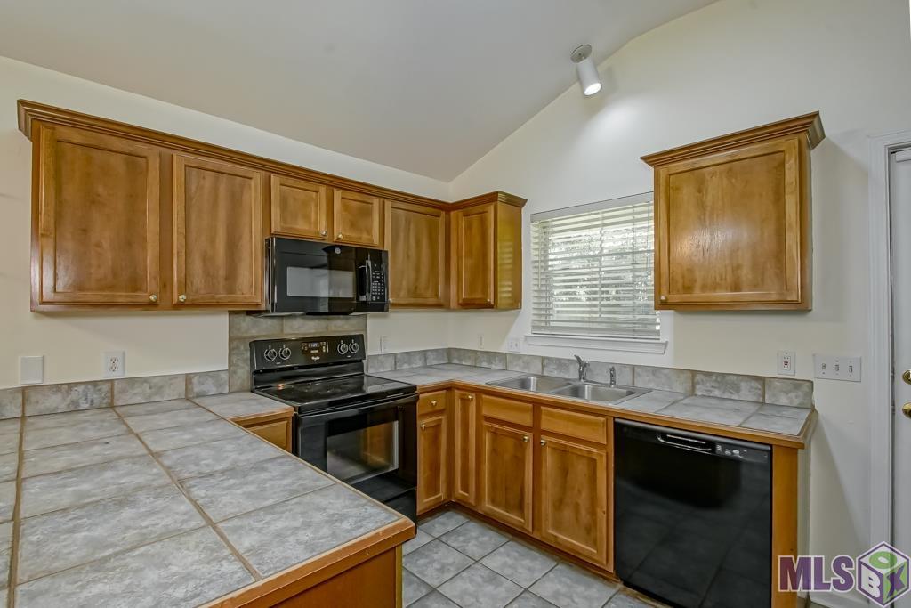 1352 Harwich Drive Baton Rouge, LA 70820 - Photo 10 of 34