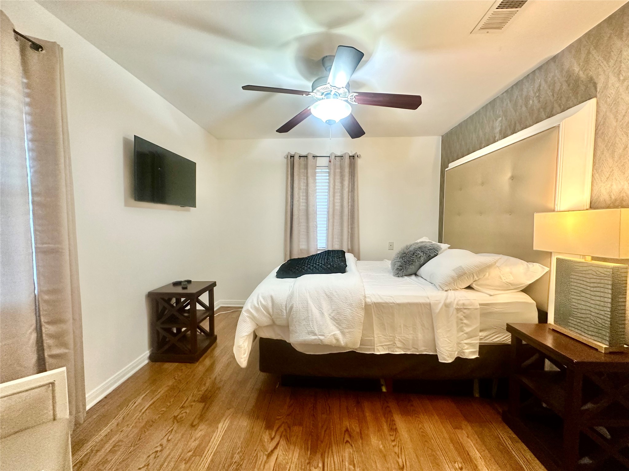 5329 Pagewood Lane Houston, TX 77056 - Photo 14 of 18 a bedroom with a bed and a tv