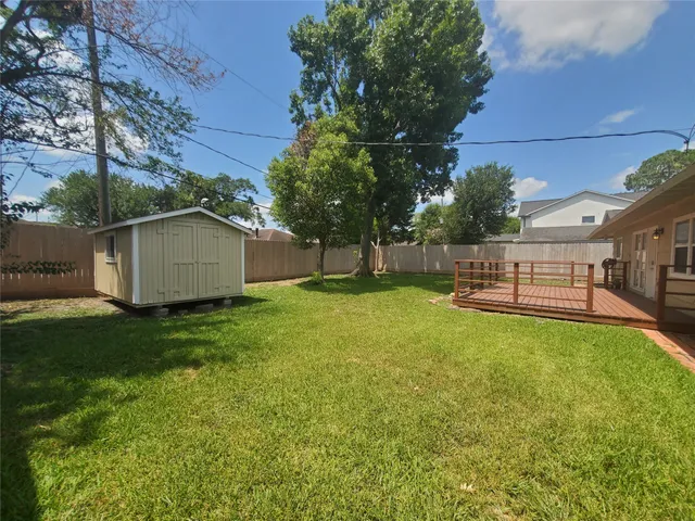 a view of a house with backyard and a tree