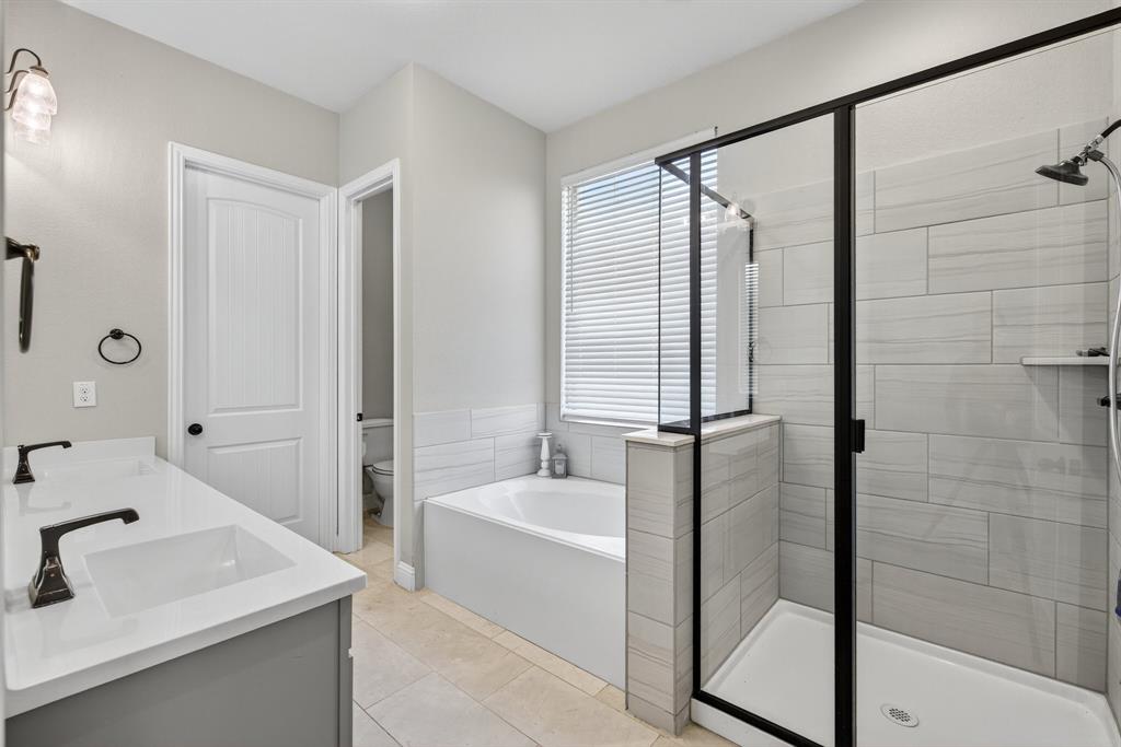 2815 Long Slope Road Arlington, TX 76001 - Photo 21 of 34 a bathroom with a sink and a tub