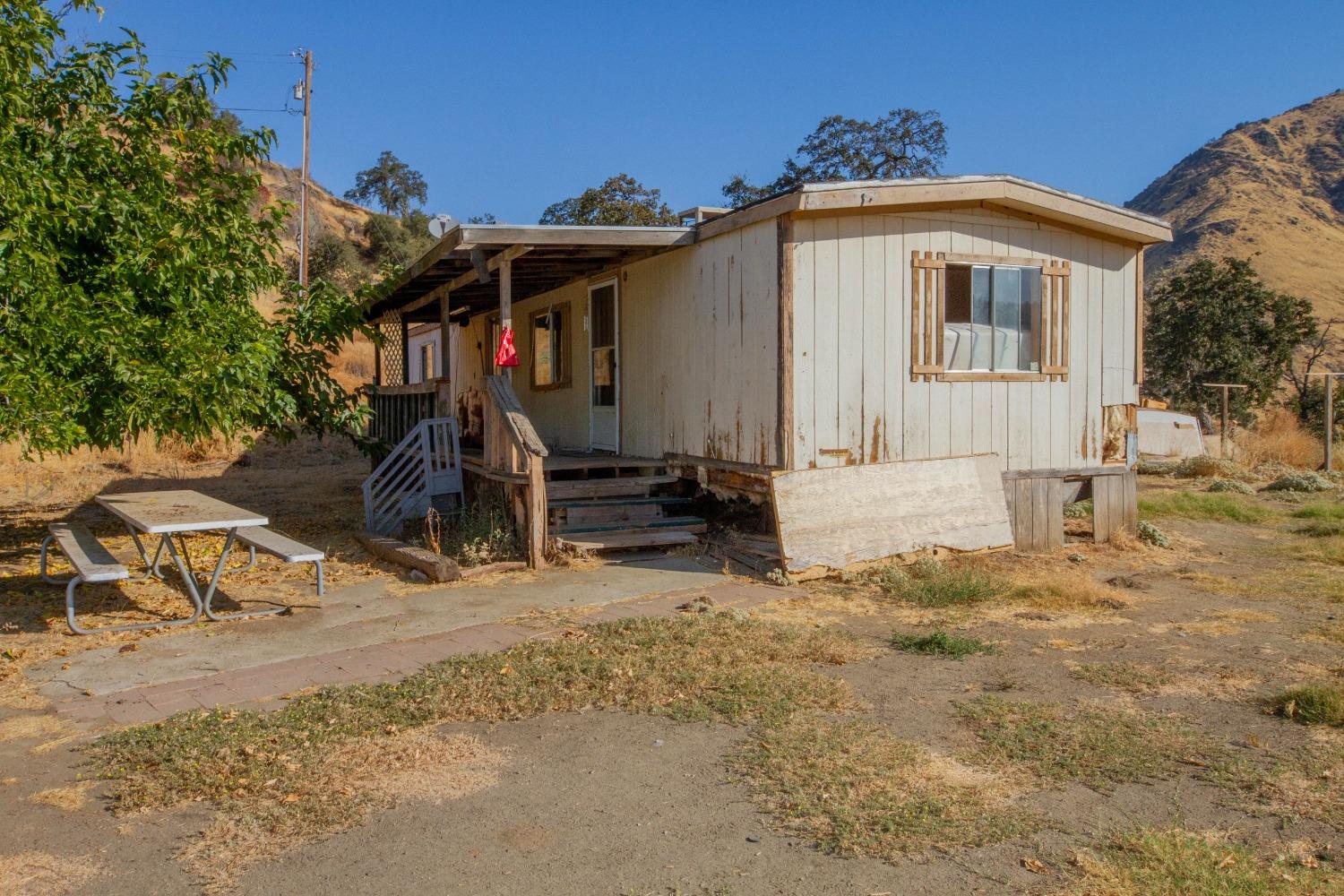 893 Winter Road Squaw Valley, CA 93675 - Photo 2 of 42 a front view of a house with a yard