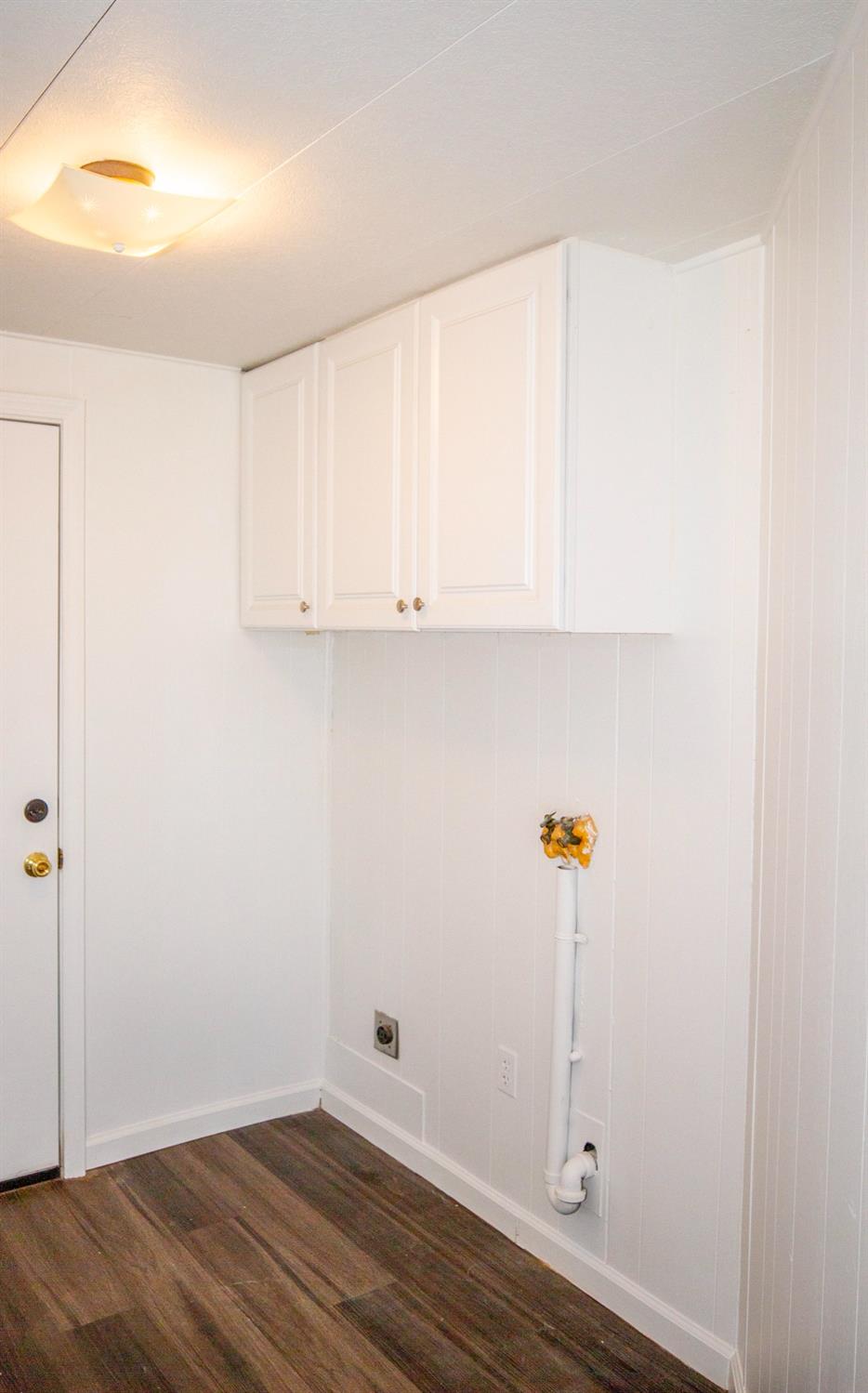 893 Winter Road Squaw Valley, CA 93675 - Photo 21 of 42 a view of small space with wooden floor