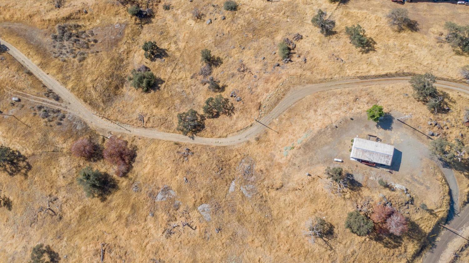 893 Winter Road Squaw Valley, CA 93675 - Photo 34 of 42 a bathroom with a bathtub