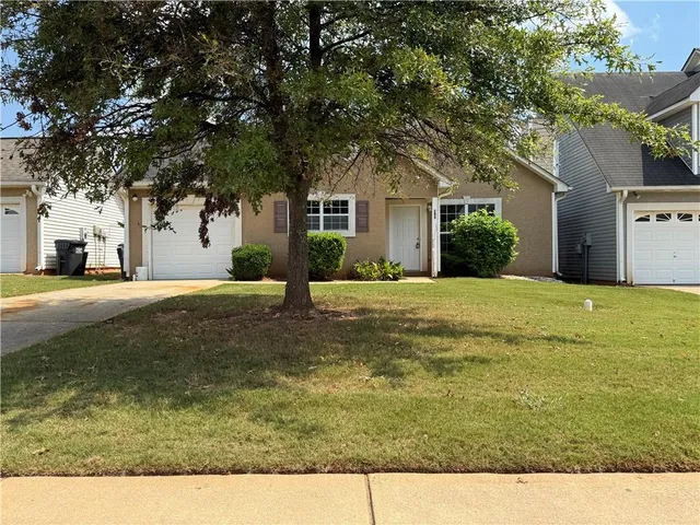 a view of a house with a yard