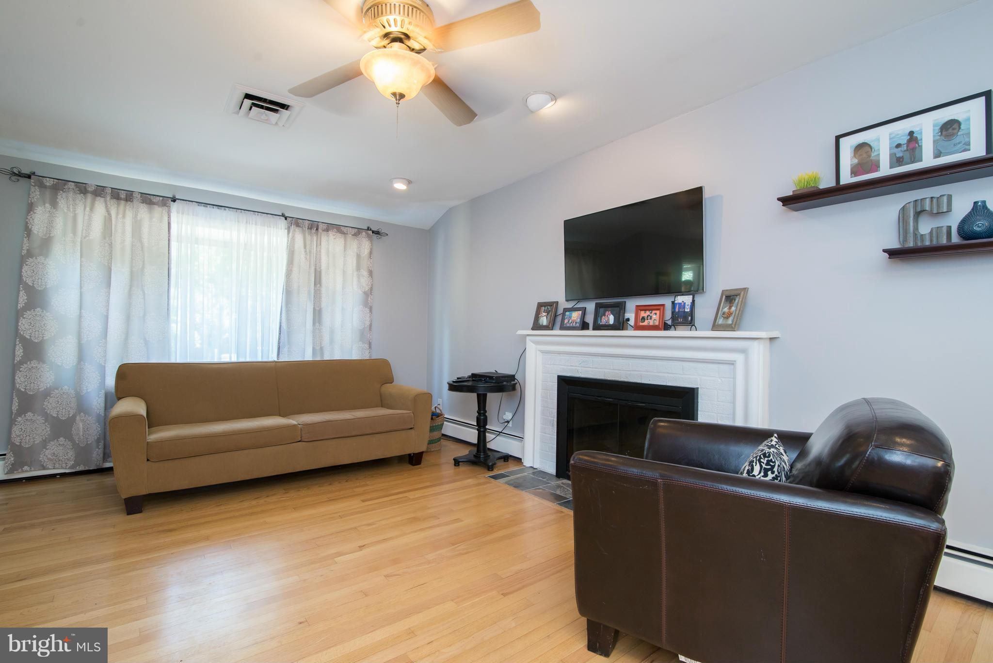 4216 Laurel Road Alexandria, VA 22309 - Photo 3 of 23 Living Room
