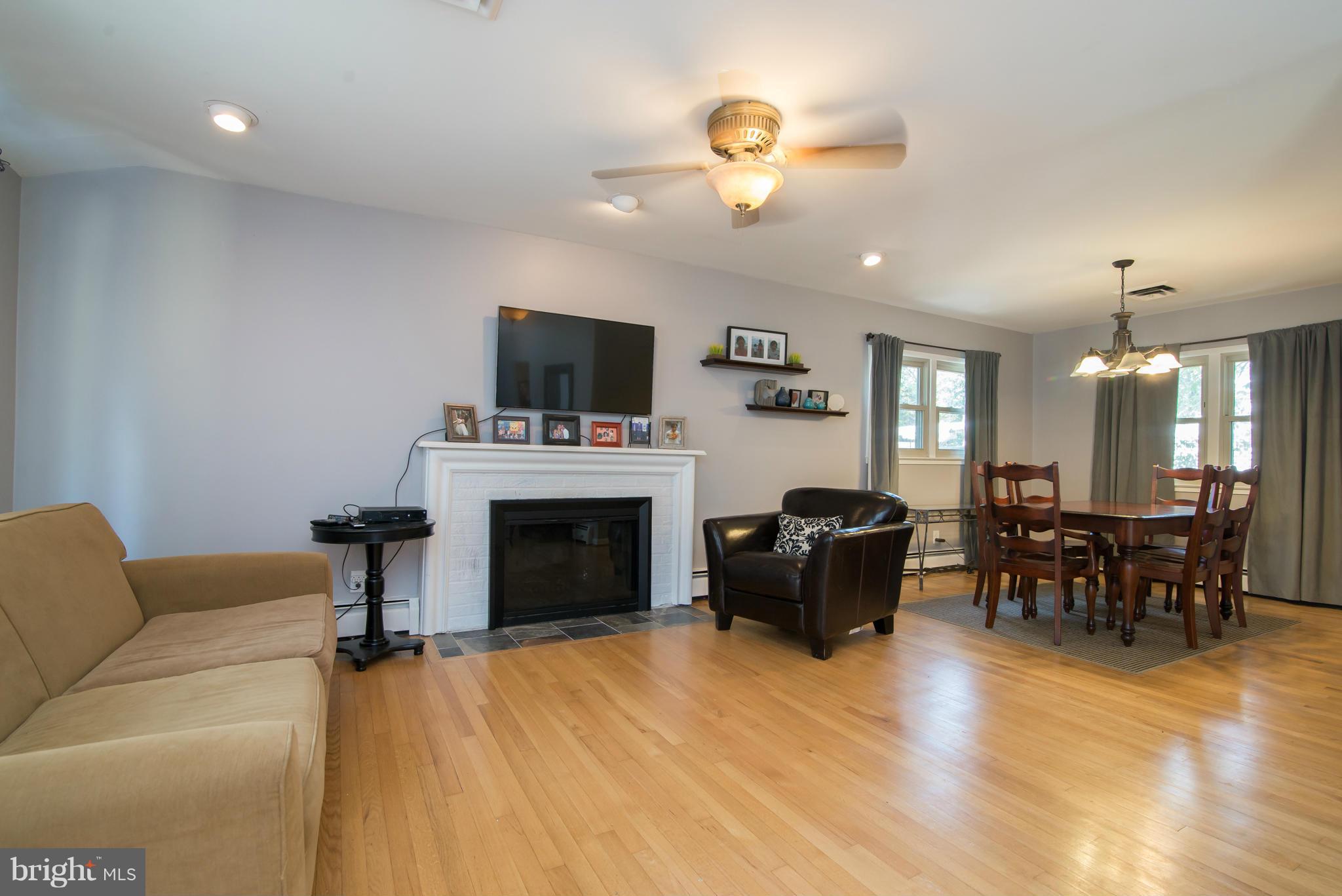 4216 Laurel Road Alexandria, VA 22309 - Photo 4 of 23 Living Room