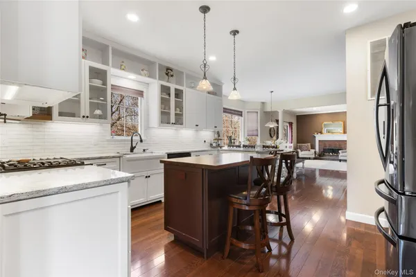 $1,189,000 | 6 Bassett Court, Baldwin Place, NY 10505