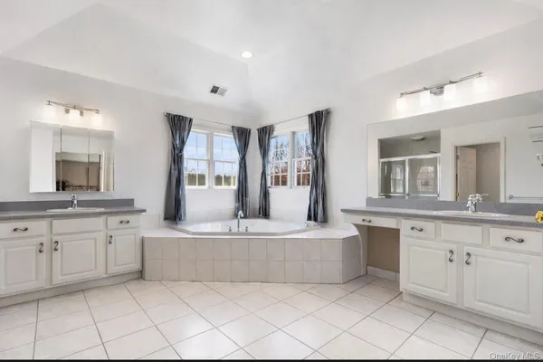 $1,189,000 | 6 Bassett Court, Baldwin Place, NY 10505