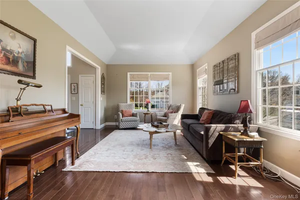 $1,189,000 | 6 Bassett Court, Baldwin Place, NY 10505