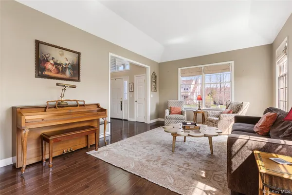 $1,189,000 | 6 Bassett Court, Baldwin Place, NY 10505