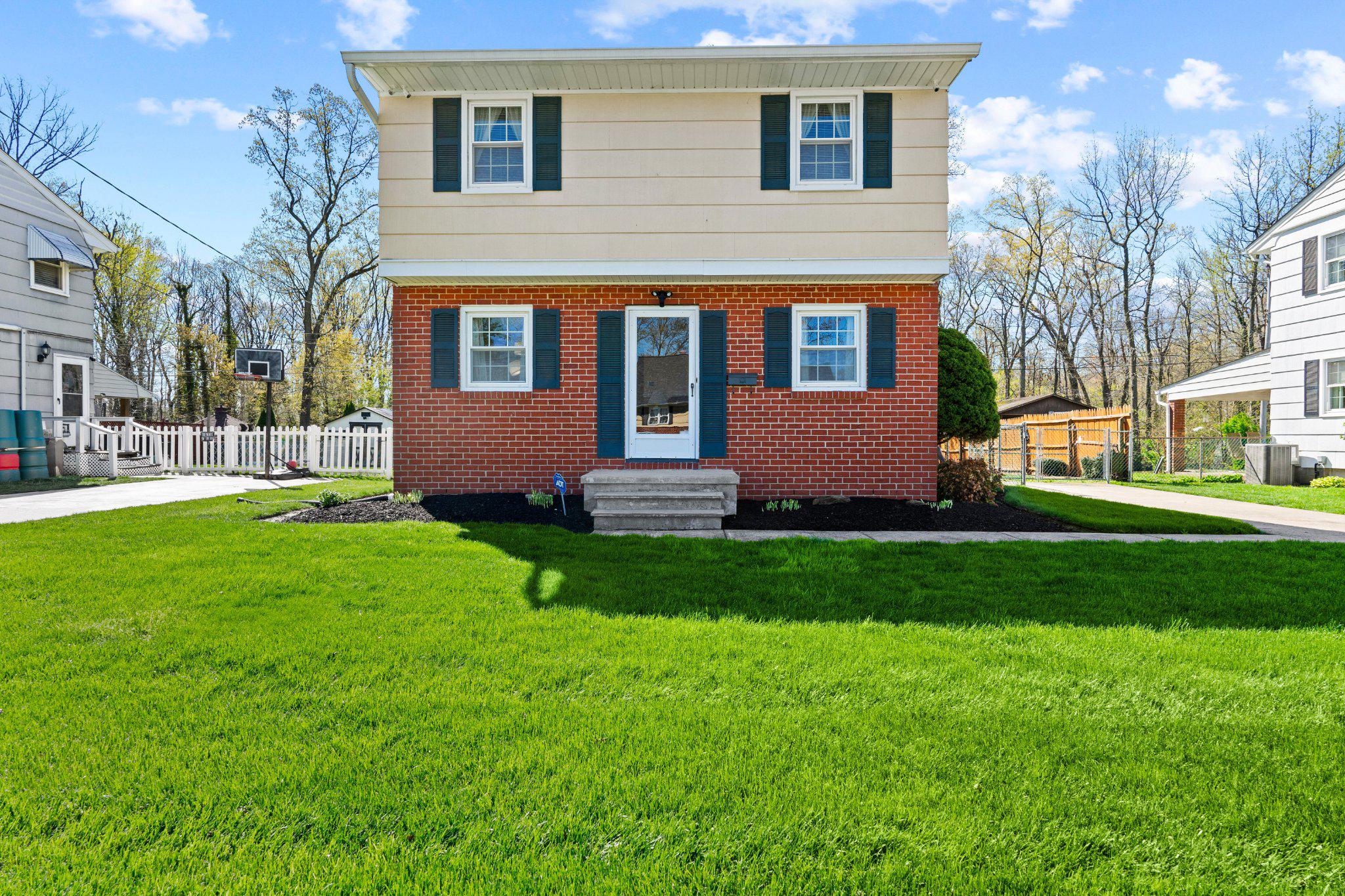 945 Homberg Avenue Baltimore, MD 21221 - Photo 2 of 27 a front view of a house with a yard