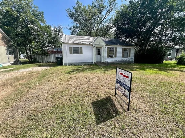 $69,500 | 308 East South Street, Weimar, TX 78962
