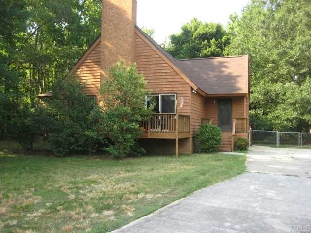 a view of a house with backyard and garden