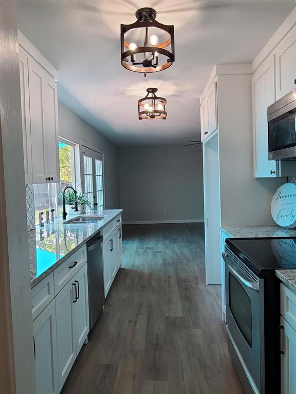 5036 Avery Lane The Colony, TX 75056 - Photo 5 of 22 a kitchen with a sink and a stove top oven