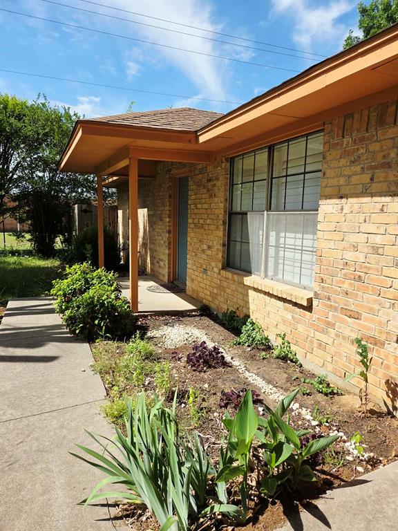 722 South Church Street Pilot Point, TX 76258 - Photo 1 of 37 a front view of a house