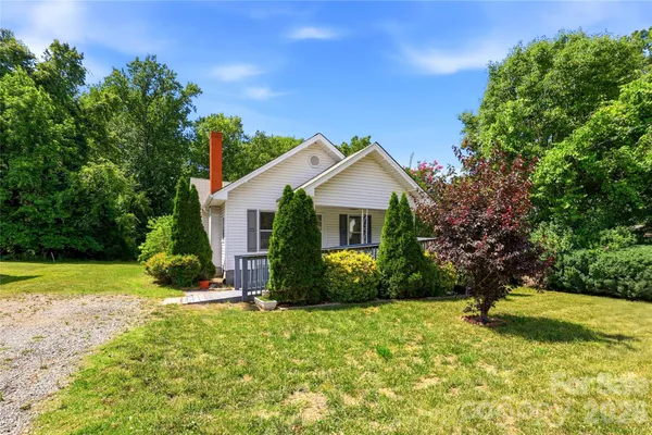 $229,000 | 1013 7th Street Northeast, Hickory, NC 28601