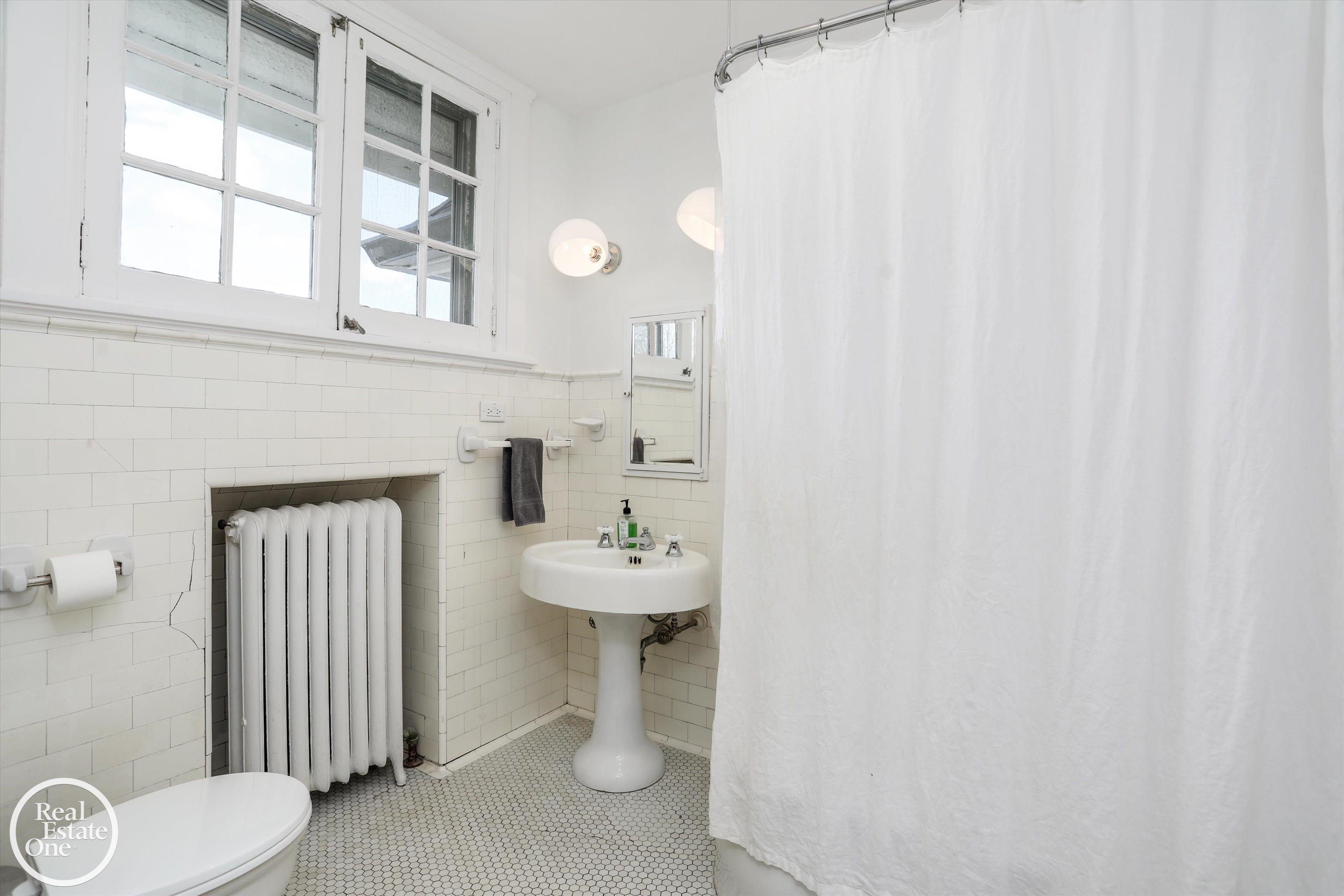 1046 Yorkshire Road Grosse Pointe, MI 48230 - Photo 30 of 47 Full Hall Bathroom