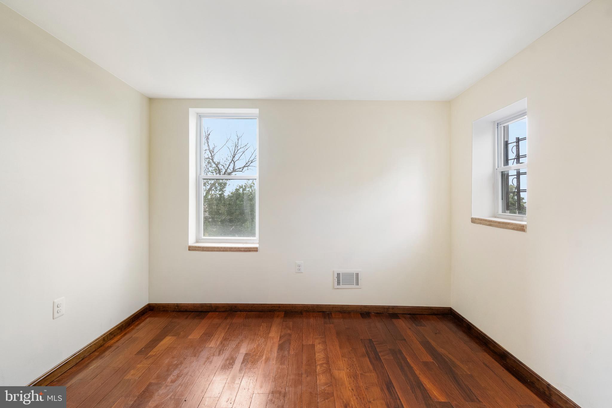 2400 Druid Hill Avenue Baltimore, MD 21217 - Photo 16 of 27 an empty room with a window