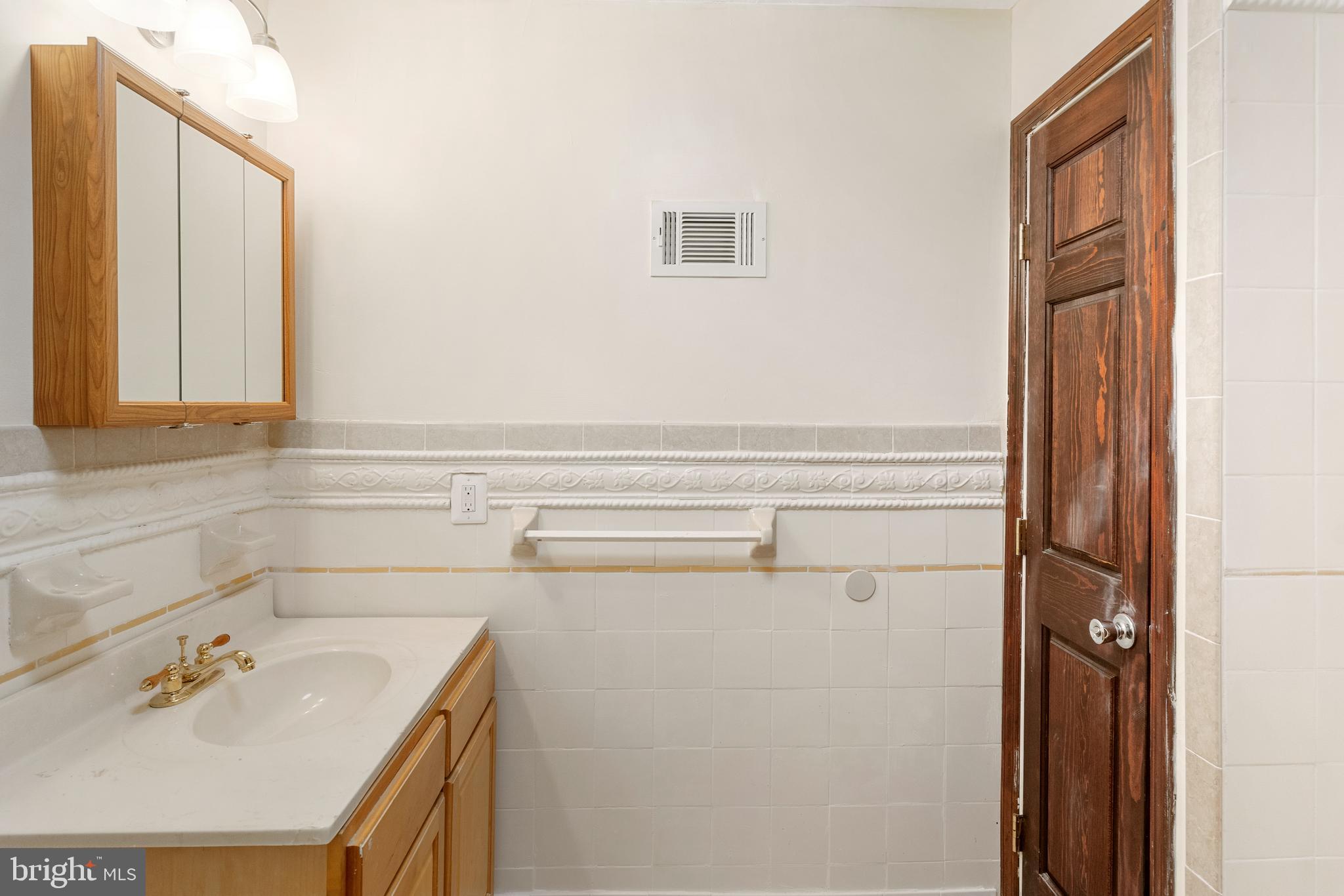 2400 Druid Hill Avenue Baltimore, MD 21217 - Photo 18 of 27 a bathroom with a sink and a mirror
