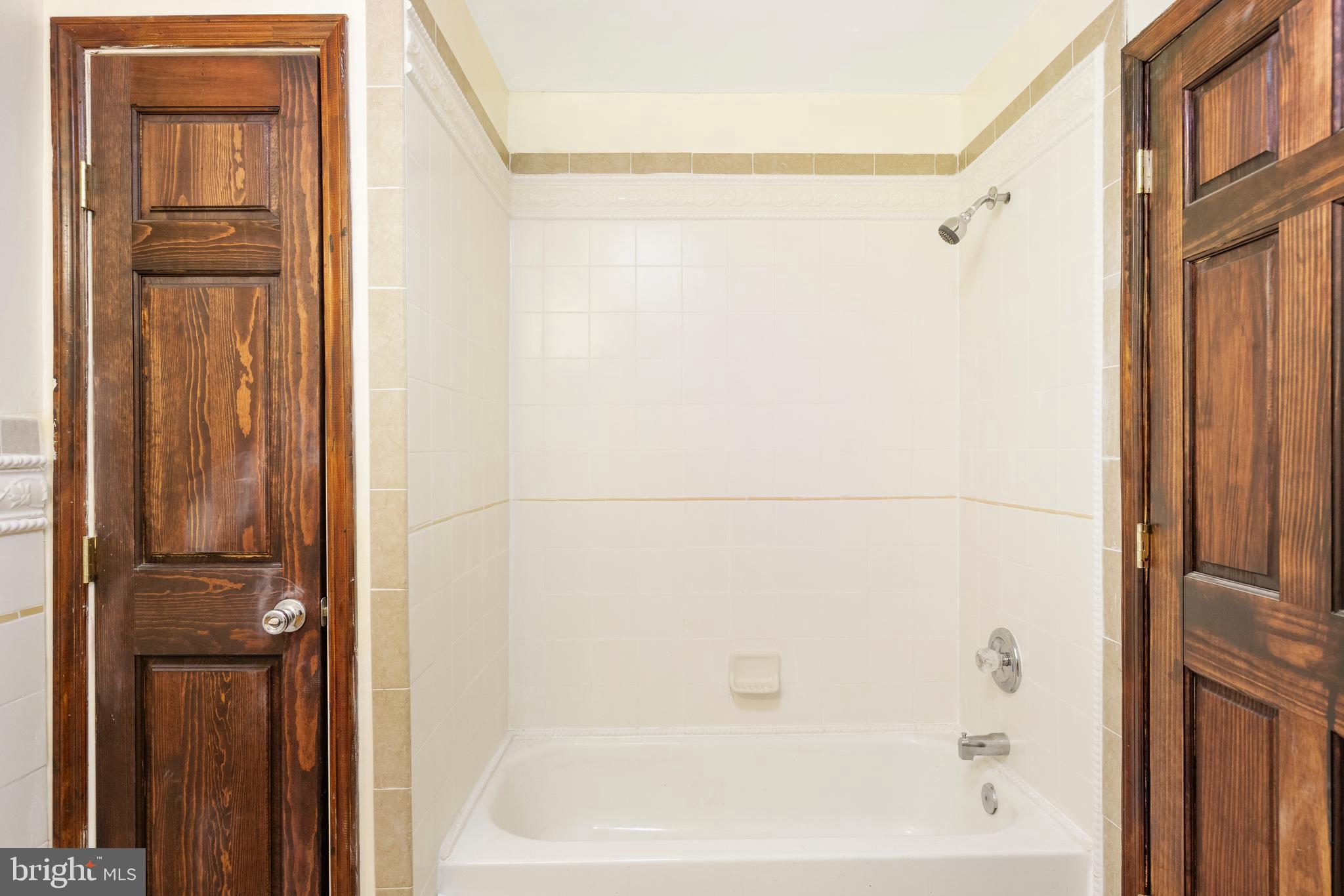 2400 Druid Hill Avenue Baltimore, MD 21217 - Photo 19 of 27 a bathroom with a bathtub