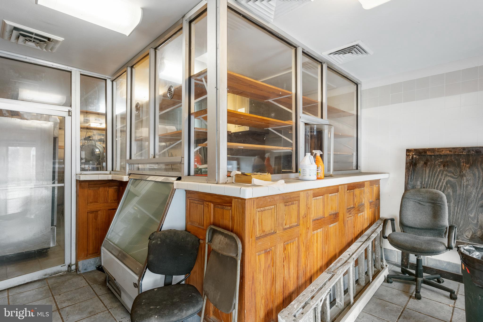 2400 Druid Hill Avenue Baltimore, MD 21217 - Photo 21 of 27 a dining room with furniture and a window