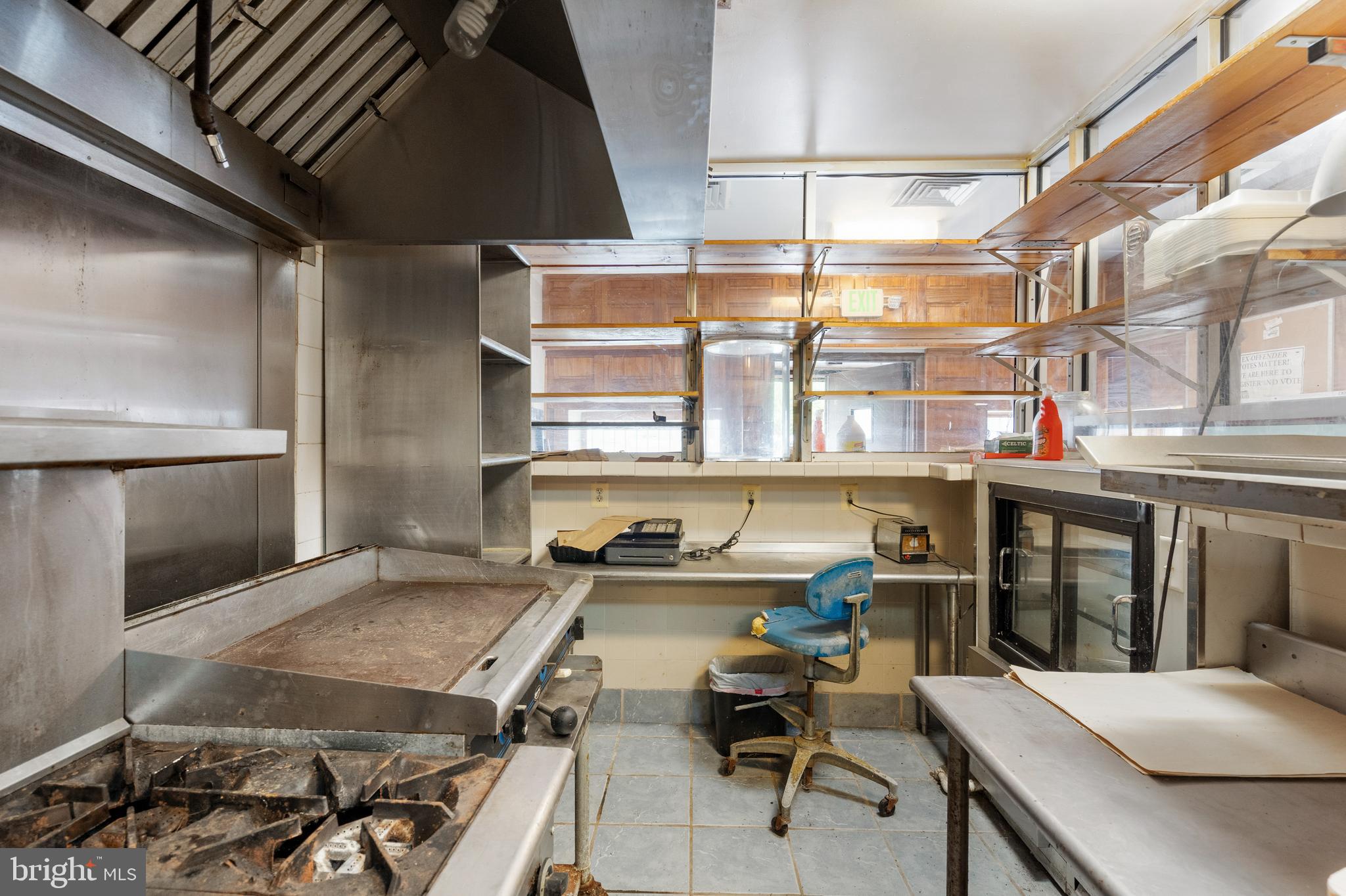 2400 Druid Hill Avenue Baltimore, MD 21217 - Photo 22 of 27 a kitchen with a stove a refrigerator and a dining table
